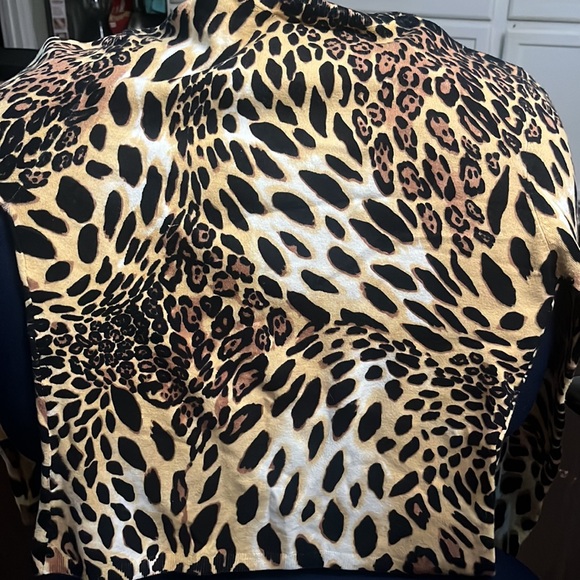 Used long sleeve leopard 🐆 top - Picture 4 of 4
